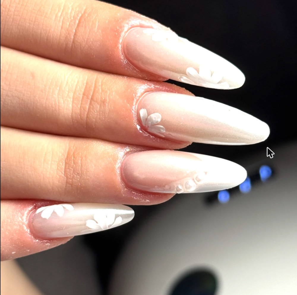 Unghie mandorla con decorazioni floreali 3D bianche