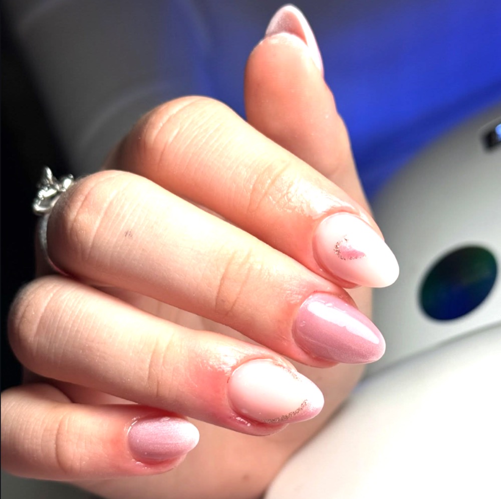 Unghie mandorla nude con glitter rosa