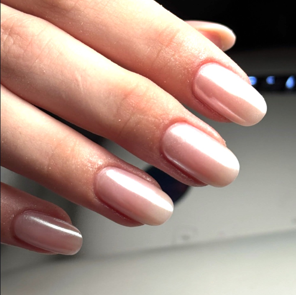 Unghie tonde nude dal finish lucido