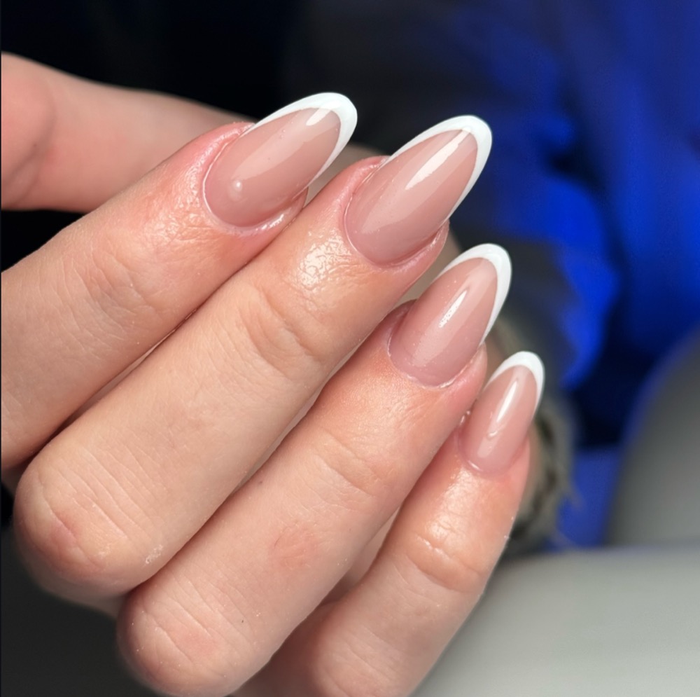 Unghie mandorla con french classica bianca
