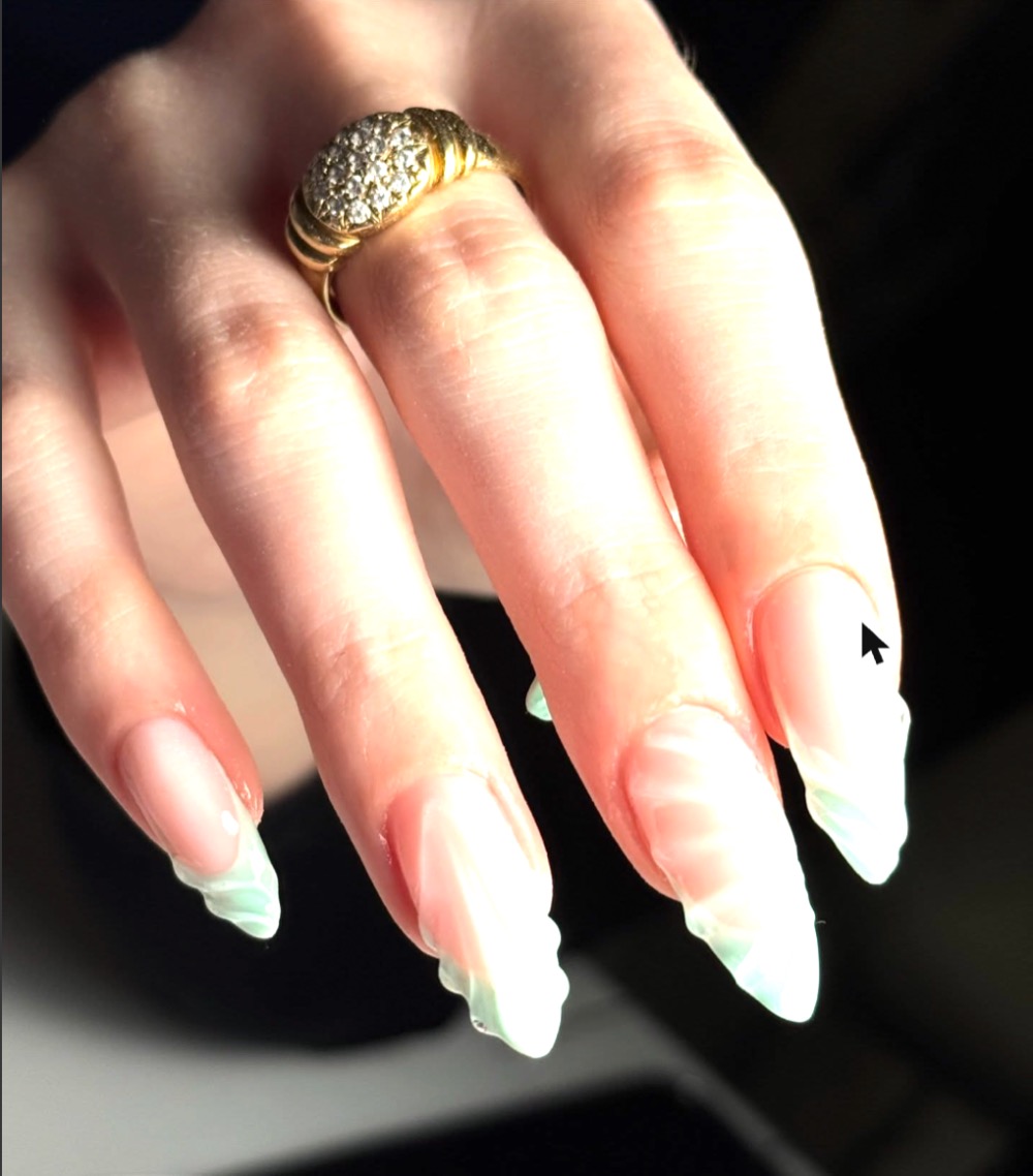 Unghie a stiletto con french verde menta