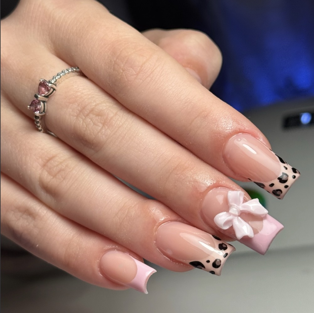 Unghie con stampa leopardata e fiocco 3D rosa
