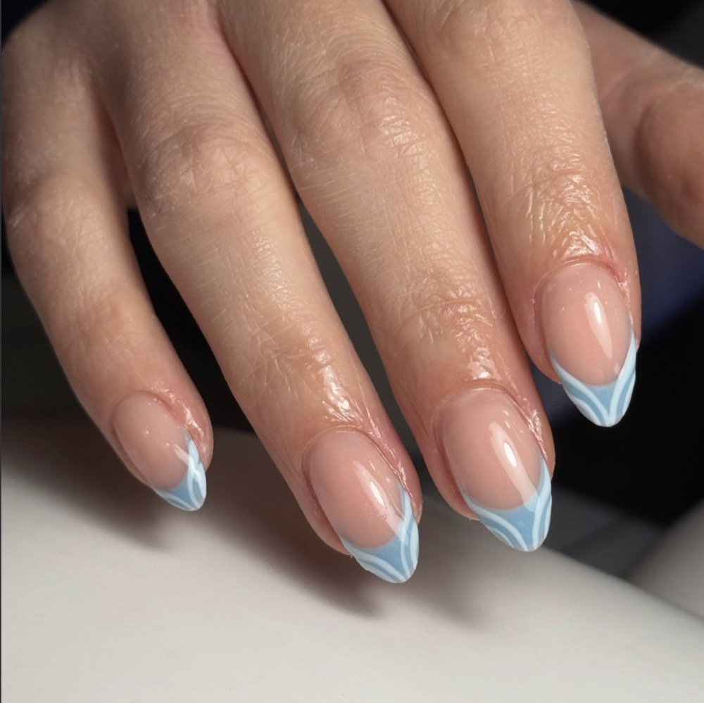 Unghie mandorla con french azzurro pastello