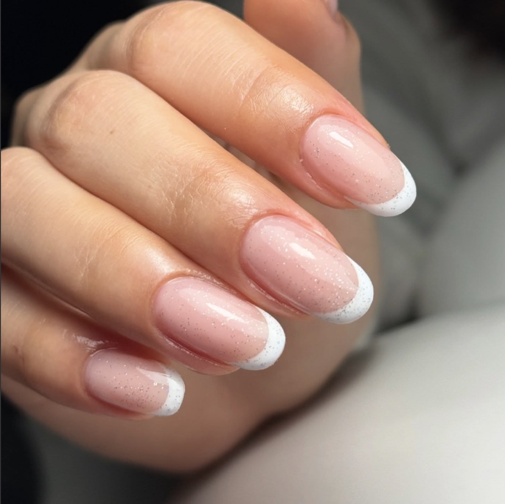 Unghie mandorla con french glitterato bianco